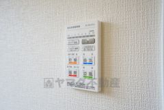 浴室換気暖房乾燥機付きなので、雨の日も気にせず洗濯物が干せます。