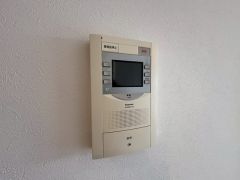 防犯性、セキュリティ対策に安心できるテレビモニター付きインターフォンです。セールスマン対策にもなり安心できます。
