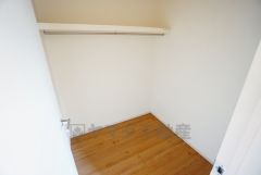 ファミリークローク。洋服や小物などを1箇所にまとめて美しい収納を実現します。スーツケースのような大型の荷物も置けます＾＾