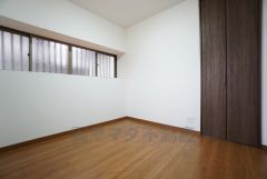 明るい1階の洋室です。ナチュラル色のフローリングで開放的な優しい雰囲気になっています＾＾2面窓ガラスを配置しており採光もバッチリです。