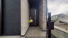 家の顔となる玄関扉がかっこいいと、たくさんの人を招き入れたくなりますね＾＾奥まって設置されており、雨にも濡れにくくなっています。