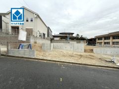 現地（2026年2月24日）撮影。三苫駅徒歩8分で、忙しい朝もゆとりの時間が持てます。シンプルでいつまでも飽きのこないデザインが周囲の環境に調和し、どんなご家族にもフィットするデザインです。