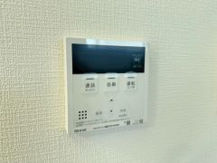 キッチン横からお湯張り、追い炊き、足し湯がボタン一つで楽々操作できる給湯機リモコンです。忙しい夕飯準備の時間帯に重宝しますね。