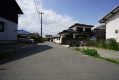 現地（2025年4月17日）撮影。1号棟前面道路。落ち着いた住宅地内で快適な生活を実現してみませんか。