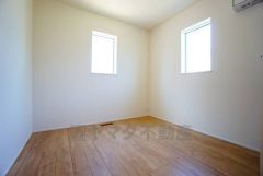 2面採光を確保した明るい室内は、風通しも良く、大変居心地の良い空間となっております。爽やかな風を感じて起きる朝は、快適生活の始まりに。