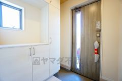 たっぷり収納できるシューズボックスです。家族全員の靴がきれいに整頓できます。棚の上にお花や写真を飾っても良いですね。