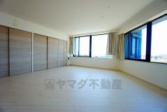 大きな窓のあるリビングは、陽光あふれる明るい空間です。居心地良く、ご家族皆がゆったり寛げる憩いの空間となりそうです。