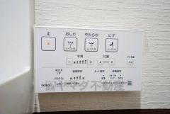 壁リモコンタイプのウォシュレット付き。
