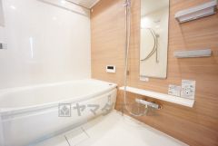 雨の日の洗濯も安心できる浴室暖房乾燥機付き浴室。浴室上部には洗濯物を掛けられる物干し竿が設置されています。