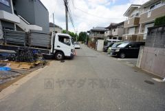 現地（2025年8月6日）撮影。前面道路は広く、車同士がすれ違うスペースが十分にあります。落ち着いた住宅地内で快適な生活を実現してみませんか＾＾