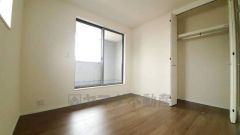 2面採光を確保した明るい室内は、風通しも良く、大変居心地の良い空間となっております。爽やかな風を感じて起きる朝は、快適生活の始まりに。