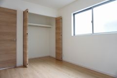 同仕様写真。住む人のこだわりを活かす洋室。日当たりがよく、寝室としての利用もおすすめ。広めのクローゼットには荷物をすっきり片付けられ、ゆとりのある暮らしが出来ます＾＾