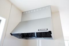 お手入れが簡単なスリム型レンジフードです。調理により発生する油煙や臭いを吸い込み、屋外へ排気してくれます。