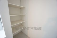 同仕様写真。洗面所のリネン庫はタオルや肌着類などの収納に便利です。