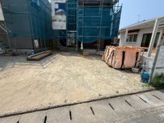 現地（2026年7月21日）撮影。駐車スペースはゆとりある2台分を確保。マイカー用に、お客さま用に、余裕を持ってご利用いただけます。