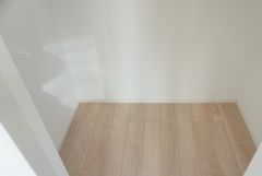 同仕様写真。収納力豊富なウォークインクローゼット。洋服や小物などを1箇所にまとめて美しい収納を実現します。スーツケースのような大型の荷物も置けます＾＾