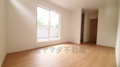 寛ぎの時間を紡ぎだす主寝室は、大型ベッドを置いても余裕の広さを確保しています。