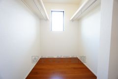 収納力豊富なウォークインクローゼット。洋服や小物などを1箇所にまとめて美しい収納を実現します。スーツケースのような大型の荷物も置けます＾＾