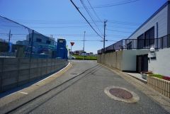 現地（2025年6月10日）撮影。駐車スペースはゆとりある3台分を確保。マイカー用に、お客さま用に、余裕を持ってご利用いただけます。