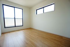 2面採光を確保した明るい室内は、風通しも良く、大変居心地の良い空間となっております。爽やかな風を感じて起きる朝は、快適生活の始まりに。