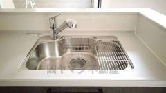 広々としたステンレスシンクには、洗剤やスポンジを収納出来るラック付き。広さも確保しているので、大きなお鍋も洗いやすいです。