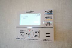 キッチン横からお湯張り、追い炊き、足し湯がボタン一つで楽々操作できる給湯機リモコンです。忙しい夕飯準備の時間帯に重宝しますね。