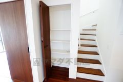 まとめ買いしてもこの収納量なら心配要らずのパントリー。調理家電や食品のストックをすっきりまとめられ、キッチン周りを広々使えます。