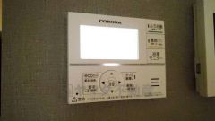 キッチン横からお湯張り、追い炊き、足し湯がボタン一つで楽々操作できる給湯機リモコンです。忙しい夕飯準備の時間帯に重宝しますね。