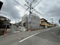 現地（2026年3月4日）撮影。前面道路は広く、車同士がすれ違うスペースが十分にあります。落ち着いた住宅地内で快適な生活を実現してみませんか＾＾