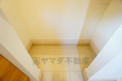 ベビーカーや泥のついたおもちゃをしまうのに便利なスペースです。玄関周りをスッキリさせることが出来ます＾＾