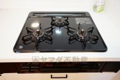 同時にたくさんの料理が調理できる3口コンロ。長時間熱を通しておきたい煮込み料理を作りながら、炒め物など同時進行で進められます。