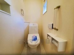 温水洗浄機付トイレです。節水機能もあるので、安心して使えますね。もちろん、1階2階の2ヶ所にトイレがあるので、忙しい朝にもゆとりができますね。