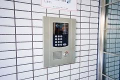 オートロックは、外部の人が自由に建物内に出入りできないため、不審者の侵入防止効果があります。