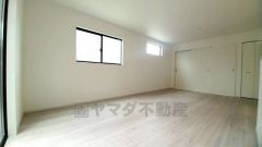 リビングは広々とした設計で、家族が集い、寛ぐ暮らしの空間を演出しています。思い思いの時間を過ごしたり、家族みんなで食事をしたり、素敵な団らんの場になりますね。