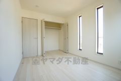 暖かい日差しが差し込む洋室。たっぷり収納できるクローゼット付きでお部屋の中をすっきりと快適に保てます。