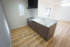 同仕様写真。リビングやダイニングからキッチン周りが丸見えにならない対面式キッチン。テレビ鑑賞や家族との対話がしやすく、ご家族の温かい時間を演出します。