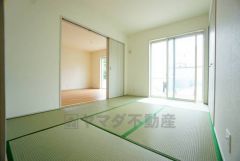 リビング横の和室は、思い切りお子様が遊べるキッズスペースに。柔らかい畳の上なら、お子様が転んでも怪我をしにくく安心です。