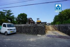現地（2026年7月10日）撮影。閑静な住宅地＾＾広々LDK18帖＾＾ウォークインクローゼット完備＾＾カースペース2台分確保＾＾