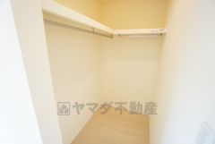 収納力豊富なウォークインクローゼット。洋服や小物などを1箇所にまとめて美しい収納を実現します。スーツケースのような大型の荷物も置けます＾＾