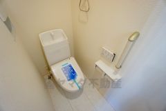 温水洗浄機付トイレです。節水機能もあるので、安心して使えますね。もちろん、1階2階の2ヶ所にトイレがあるので、忙しい朝にもゆとりができますね。
