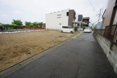 現地（2025年6月12日）撮影。住人以外の車の進入も少なく、小さなお子様を持つご家庭にも安心です。
