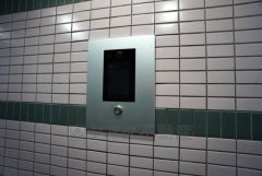 オートロックは、外部の人が自由に建物内に出入りできないため、不審者の侵入防止効果があります。