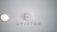 火災による煙や熱を感知して、警報音やブザー等で火災の発生を知らせてくれる火災警報器。