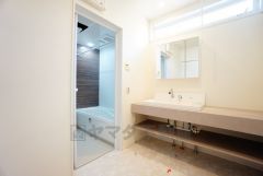 お洒落な洗面台＾＾カウンタースペースもあるので、洗濯物を畳んだり、メイクをしたり多用途に使用できますね＾＾