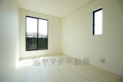 寛ぎの時間を紡ぎだす主寝室は、大型ベッドを置いても余裕の広さを確保しています。