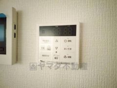 キッチン横からボタンひとつで操作が楽々。