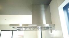 お手入れが簡単なスリム型レンジフードです。調理により発生する油煙や臭いを吸い込み、屋外へ排気してくれます。