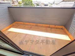 陽当たりの良いバルコニーです。お洗濯やお布団干しはもちろん、日光浴スペースにも。足元は防水工事施工済です。