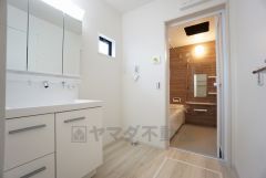 同仕様写真。三面鏡つき洗面台。鏡裏にたっぷりとした収納スペースがあります。鏡を閉めてしまえば小物は見えないため、スッキリとした印象の洗面台にできます。