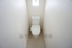 温水洗浄機付トイレです。節水機能もあるので、安心して使えますね。もちろん、1階2階の2ヶ所にトイレがあるので、忙しい朝にもゆとりができますね。